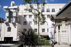 article-2654044-1EA1776D00000578-576_964x641